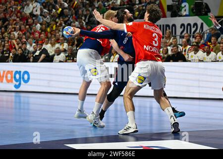 Köln, Deutschland. Januar 2024. Elohim Prandi (Frankreich) im Kampf gegen Niclas Vest Kirkelokke (Dänemark) und Magnus SaugstrupJensen (Dänemark) im Finale auf Platz 2 und 1 des EHF Euro 2024-Spiels von Menâ gegen Dänemark in der Lanxess Arena, Köln, Deutschland Credit: Independent Photo Agency/Alamy Live News Stockfoto