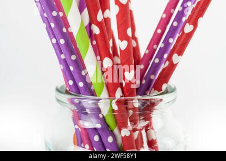 Bunte Papierhalme in einem Glas isoliert auf weißem Hintergrund Stockfoto