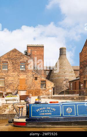 Kanal-Schmalboot entlang der Middleport Töpferfabrik auf dem Trient Und den Mersey-Kanal, der durch Middleport Stoke On führt Trent Staffordshire Stockfoto