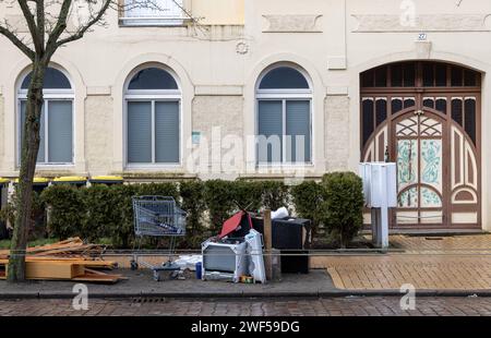 Sperrmuell liegt auf einem Buergersteig in Stralsund Landkreis Vorpommern-Rügen. Stralsund Mecklenburg-Vorpommern Deutschland *** Sperrmüll Sperrmüll liegt auf einem Bürgersteig im Kreis Stralsund Vorpommern Rügen Stralsund Mecklenburg Vorpommern Deutschland Stockfoto