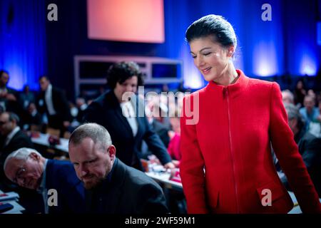 1. Parteitag Buendnis Sahra Wagenknecht - Vernunft und Gerechtigkeit Dr. Sahra Wagenknecht, MDB auf dem Weg zum Rednerpult beim 1. Parteitag Buendnis Sahra Wagenknecht - Vernunft und Gerechtigkeit im Kosmos Kino in Berlin , Berlin , 27.01.2024 Berlin Berlin Deutschland *** 1 Parteitag Buendnis Sahra Wagenknecht Vernunft und Gerechtigkeit Dr. Sahra Wagenknecht, MDB auf dem Weg zum Rednerpult bei der 1-Parteitagung Buendnis Sahra Wagenknecht Vernunft und Gerechtigkeit im Kosmos-Kino in Berlin, Berlin, 27 01 2024 Berlin Berlin Deutschland Stockfoto