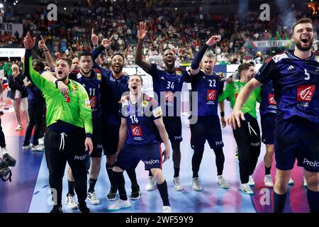 28.01.2024, Lanxess Arena, Köln, GER, EHF Euro 2024, Men, Finale, Cologne, France (FRA) vs. Daenemark (DEN), im Bild: die Franzosen freuen sich ueber den Gewinn der Europameisterschaft Foto © nordphoto GmbH/Meuter Stockfoto