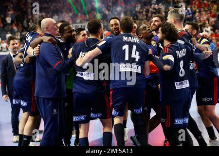 28.01.2024, Lanxess Arena, Köln, GER, EHF Euro 2024, Men, Finale, Cologne, France (FRA) vs. Daenemark (DEN), im Bild: die Franzosen freuen sich ueber den Gewinn der Europameisterschaft Foto © nordphoto GmbH/Meuter Stockfoto