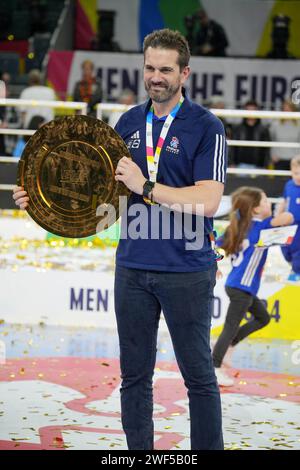 Köln, Frankreich. Januar 2024. Coach Guillaume Gille aus Frankreich feiert nach dem Gewinn des Handballspiels der Männer EHF Euro 2024 am 28. Januar 2024 in der Lanxess-Arena in Köln – Foto Laurent Lairys/DPPI Credit: DPPI Media/Alamy Live News Stockfoto