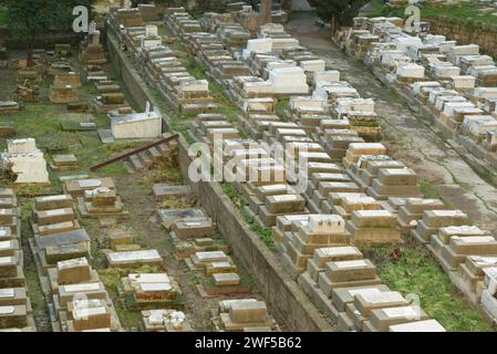 Blick von oben auf den Jüdischen Friedhof, Beirut, Libanon, 28. Januar 2024. 1829 gegründet, wurden in den letzten zwei Jahrhunderten Tausende libanesischer Juden dort begraben. Durch den arabisch-israelischen Krieg von 1967 und den libanesischen Bürgerkrieg (1975–1990) emigrierten etwa 8.000 libanesische Juden aus dem Libanon nach Israel und in westliche Länder, und mehrere Gräber des Friedhofs wurden beschädigt und verlassen. Seit Beginn des Konflikts zwischen Hamas und Israel am 7. Oktober 2023 haben die wenigen libanesischen Juden, die in Beirut übrig geblieben sind, das Land verlassen. Nach inoffiziellen Schätzungen gibt es derzeit weniger als 20 Juden in bei Stockfoto