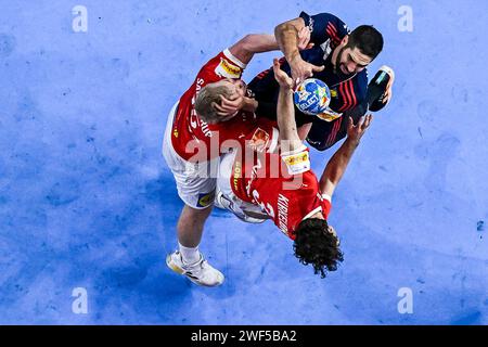 Köln, Deutschland. Januar 2024. Handball: Europameisterschaft, Frankreich - Dänemark, Endrunde, Endrunde, Finale, Lanxess Arena. Frankreichs Nikola Karabatic (r) im Kampf gegen den dänischen Magnus Saugstrup (l) und den dänischen Niclas Kirkelökke (r). Quelle: Tom Weller/dpa/Alamy Live News Stockfoto