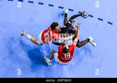 Köln, Deutschland. Januar 2024. Handball: Europameisterschaft, Frankreich - Dänemark, Endrunde, Endrunde, Finale, Lanxess Arena. Frankreichs Dika Mem (M) im Kampf gegen den dänischen Niclas Kirkelökke (l) und den dänischen Mathias Gidsel (r). Quelle: Tom Weller/dpa/Alamy Live News Stockfoto