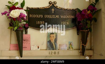 Los Angeles, Kalifornien, USA 27. Januar 2024 Schauspieler Rudolph Valentino Grave im Valentino Shrine am Cathedral Mausoleum auf dem Hollywood Forever Cemetery am 27. Januar 2024 in Los Angeles, Kalifornien, USA. Foto: Barry King/Alamy Stock Photo Stockfoto