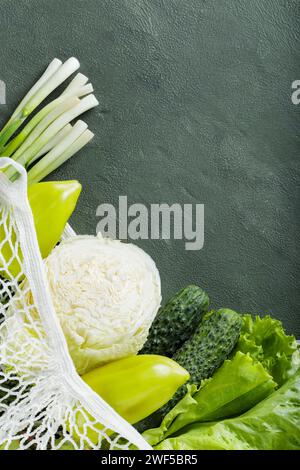 Grünes Gemüse: Kopfsalat, Kohl, Gurken, grüne Zwiebeln und Paprika im Schnur-Beutel Stockfoto