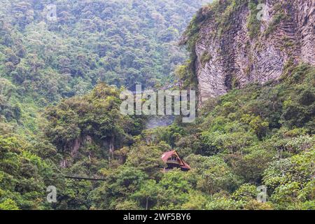 Hängebrücke im Wasserfall El Pailon del Diablo in Banos Santa Agua, Ecuador. Südamerika. Stockfoto