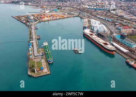 Luftansicht für Industriegüter und Ölhafen mit Schiffstankschiffen, die in der Raffinerie von Gas- und Ölterminalstationen beladen werden. Import-Export für globalen Handel Stockfoto