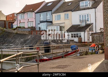 Sheringham, Norfolk, Großbritannien – 27. Januar 2024. Eine Reihe von Fischerhütten an der Küste in Sheringham an der Küste von Norfolk Stockfoto