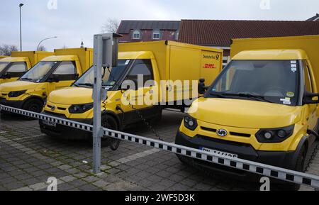 Wietmarschen, Deutschland 3. Dezember 2023 alle Elektrotransporter von DHL werden aufgeladen. DHL ist ein amerikanisch gegründetes deutsches Logistikunternehmen, das einen Kurierdienst anbietet Stockfoto