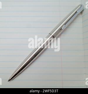 Itterbeck, Deutschland - 15. Januar 2024 Parker-Kugelschreiber aus Stahl, Modell 45. Dieses Modell hieß Flighter Stockfoto