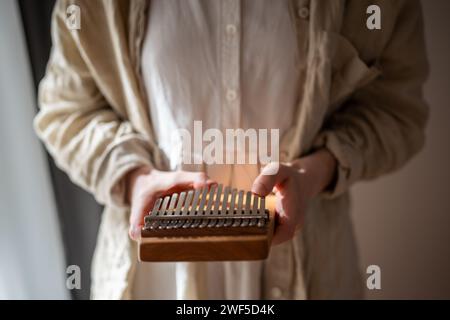 Nahaufnahme weiblicher Entspannungs-Metalltasten, die Klänge, Rhythmus, ethnische Musik erzeugen Stockfoto