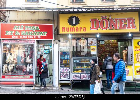 Fleischgeschäft und Döner Street Food Restaurant Cafe in Izmir Türkei Stockfoto