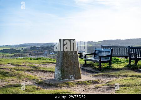 Sheringham, Norfolk, Großbritannien – 27. Januar 2024. Betonmarkierungspunkt auf dem Gipfel des Beeston Hill auf dem North Norfolk Coastal Path Stockfoto