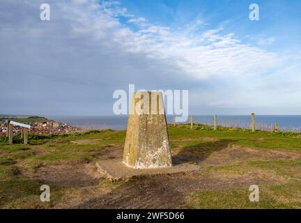 Sheringham, Norfolk, Großbritannien – 27. Januar 2024. Betonmarkierungspunkt auf dem Gipfel des Beeston Hill auf dem North Norfolk Coastal Path Stockfoto