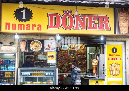 Döner Street Food Restaurant Cafe in Izmir Türkei Stockfoto