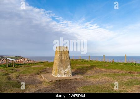 Sheringham, Norfolk, Großbritannien – 27. Januar 2024. Betonmarkierungspunkt auf dem Gipfel des Beeston Hill auf dem North Norfolk Coastal Path Stockfoto