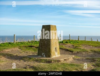 Sheringham, Norfolk, Großbritannien – 27. Januar 2024. Betonmarkierungspunkt auf dem Gipfel des Beeston Hill auf dem North Norfolk Coastal Path Stockfoto