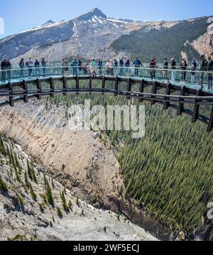 Touristen stehen am 6. Juni 2023 auf der Aussichtsplattform mit Glasboden des Columbia Icefield Skywalk im Jasper National Park, Alberta, Kanada Stockfoto