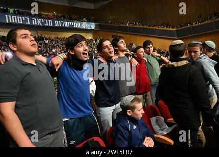 Jerusalem, Israel. Januar 2024. Rechtsradikale Aktivisten und Politiker veranstalten am Sonntag, den 28. Januar 2024, eine Konferenz, die zum Bau jüdischer Siedlungen im Gazastreifen im Internationalen Kongresszentrum in Jerusalem aufruft. Ein hochrangiger Beamter, der Premierminister Benjamin Netanjahu nahe steht, sagte, der Premierminister halte die Konvention zur Neuansiedlung in Gaza für schädlich für den Krieg gegen die Hamas in Gaza und schadet den Bemühungen, die Geiseln zu befreien. Foto: Debbie Hill/ Credit: UPI/Alamy Live News Stockfoto