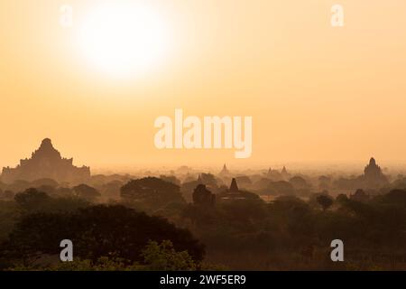 Malerische Landschaft und Silhouette vieler alter Tempel und Pagoden in der Ebene von Bagan in Myanmar (Burma) bei Sonnenaufgang. Stockfoto