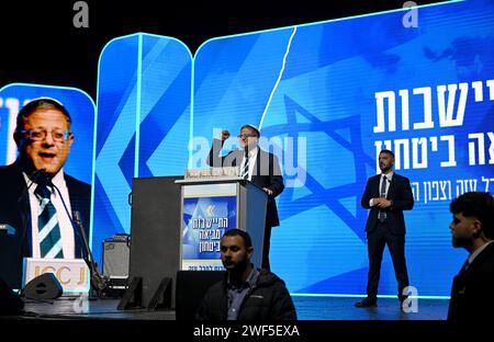 Jerusalem, Israel. Januar 2024. Der israelische nationale Sicherheitsminister Itamar Ben Gvir spricht auf einer Konferenz, die den Bau jüdischer Siedlungen im Gazastreifen im Internationalen Kongresszentrum in Jerusalem am Sonntag, den 28. Januar 2024, fordert. Ein hochrangiger Beamter, der Premierminister Benjamin Netanjahu nahe steht, sagte, der Premierminister halte die Konvention zur Neuansiedlung in Gaza für schädlich für den Krieg gegen die Hamas in Gaza und schadet den Bemühungen, die Geiseln zu befreien. Foto: Debbie Hill/ Credit: UPI/Alamy Live News Stockfoto