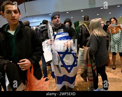 Jerusalem, Israel. Januar 2024. Rechtsradikale Aktivisten und Politiker veranstalten am Sonntag, den 28. Januar 2024, eine Konferenz, die zum Bau jüdischer Siedlungen im Gazastreifen im Internationalen Kongresszentrum in Jerusalem aufruft. Ein hochrangiger Beamter, der Premierminister Benjamin Netanjahu nahe steht, sagte, der Premierminister halte die Konvention zur Neuansiedlung in Gaza für schädlich für den Krieg gegen die Hamas in Gaza und schadet den Bemühungen, die Geiseln zu befreien. Foto: Debbie Hill/ Credit: UPI/Alamy Live News Stockfoto