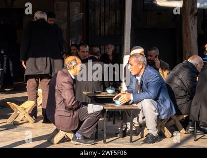 Ältere türkische Männer trinken Tee auf der Außenterrasse des Cafés im Freien, Esnaf Cay Ocagi Café Sanliurfa Turkey Urfa Stockfoto