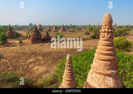 Malerische Landschaft mit vielen antiken Tempeln, kleinen Pagoden und Ruinen in der Ebene von Bagan in Myanmar (Burma) an einem sonnigen Tag. Stockfoto