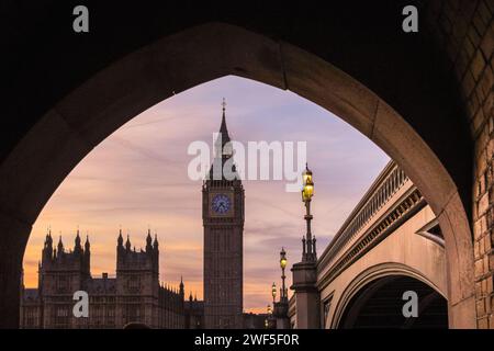 London, Großbritannien. Januar 2024. Der Elizabeth Tower, allgemein bekannt als Big Ben, und Houses of Parliament an der Themse sind vor dem Himmel und der untergehenden Sonne geschildert. Ein herrlich sonniger Tag in London endet mit klarem Himmel und milderen Temperaturen bei Sonnenuntergang. Quelle: Imageplotter/Alamy Live News Stockfoto