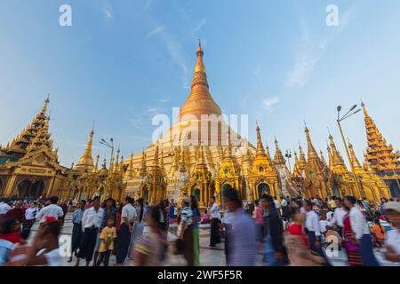 Viele Einheimische vor der vergoldeten Shwedagon-Pagode in Yangon, Myanmar, an einem sonnigen Morgen. Stockfoto