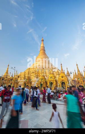 Viele Einheimische vor der vergoldeten Shwedagon-Pagode in Yangon, Myanmar, an einem sonnigen Morgen. Stockfoto