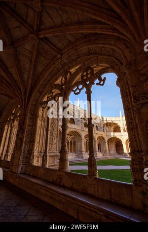 Leerer Innenhof mit Blick durch ein kunstvolles Fenster im historischen Mosteiro dos Jeronimos (Kloster Jeronimos) in Belem, Lissabon, Portugal. Stockfoto