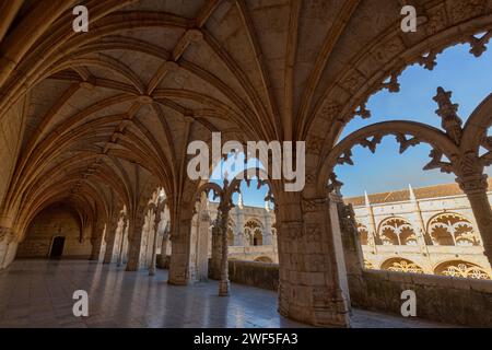 Leerer Innenhof mit Blick durch ein kunstvolles Fenster im historischen Mosteiro dos Jeronimos (Kloster Jeronimos) in Belem, Lissabon, Portugal. Stockfoto