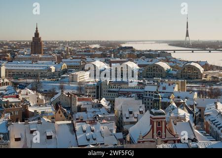 Wunderschöner Panoramablick vom Turm der Peterskirche in die Altstadt von Riga, Lettland. Stockfoto