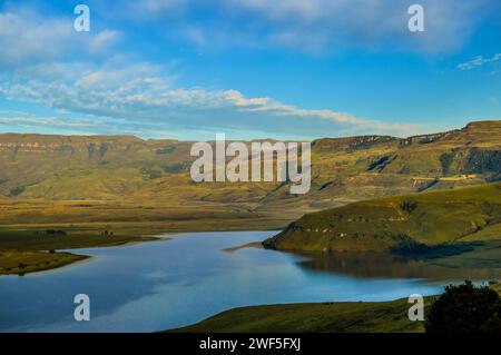 Drakensberger Berghang und Glockenturm Staudamm um Cathkin Peak Stockfoto