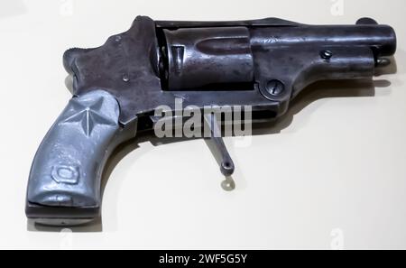 Revolver aus Tasche, System ohne Hammerschlag, Zylinder- und Zylinderneigung für automatische Extraktion: Klappauslöser. Pistole mit einem Stern, der im Otoptom verwendet wird Stockfoto