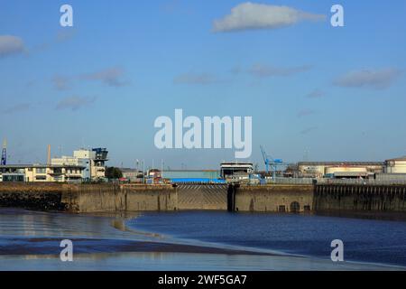 Cardiff Docks - großes Schleusentor bei Ebbe geschlossen. Cardiff Bay und Barrage. Januar 2024. Winter. Stockfoto