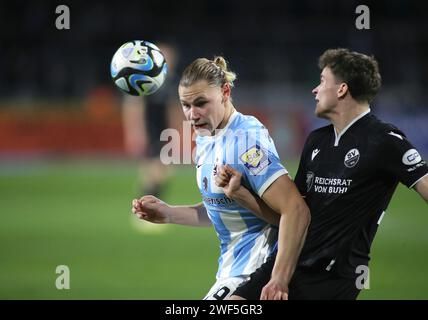 München, Deutschland 28. Januar 2024: Fussball, Herren, 3.Liga, Saison 2023/2024, TSV 1860 München - SV Sandhausen, Grünwalder Stadion Fynn Lakenmacher (TSV 1860 München) (li.) mit Max Geschwill (SV Sandhausen) (re.) im Kampf um den Ball, zweikampf DFB-Vorschriften verbieten jede Verwendung von Fotografien als Bildsequenzen und/oder Quasi-Video Stockfoto