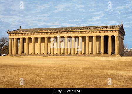 Nashville, TN, USA - 24. 12. 2023: Parthenon-Replik im Centennial Park in Nashville, Tennessee Stockfoto
