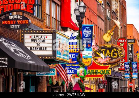 Nashville, TN, USA - 24.12.2023: Berühmte Neon-Zeichen der Blues-Clubs in der Beale Street am Tag in der Innenstadt von Nashville Stockfoto