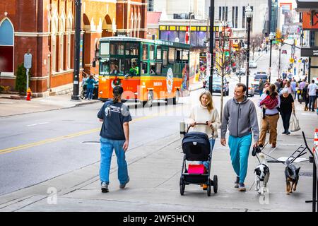 Nashville, TN, USA - 24.12.2023: Fröhliche Menschen zu Weihnachten auf der Straße der Innenstadt von Nashville Stockfoto