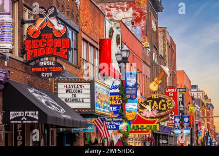 Nashville, TN, USA - 24.12.2023: Berühmte Neon-Zeichen der Blues-Clubs in der Beale Street am Tag in der Innenstadt von Nashville Stockfoto