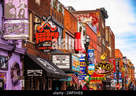 Nashville, TN, USA - 24.12.2023: Berühmte Neon-Zeichen der Blues-Clubs in der Beale Street am Tag in der Innenstadt von Nashville Stockfoto