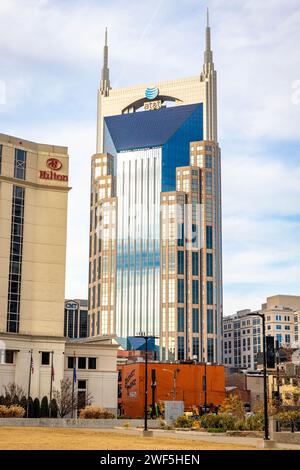 Nashville, TN, USA - 12-24-2023: Blick auf das berühmte Wolkenkratzergebäude in Nashville, bekannt als batman Building Stockfoto