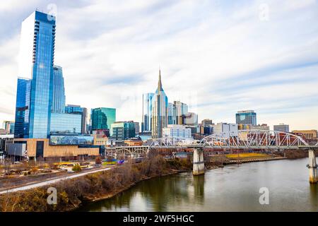 Nashville, TN, USA - 12-24-2023: Malerischer Blick auf die Skyline von Downtown Nashville und den Cumberland River bei Sonnenuntergang Stockfoto