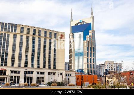 Nashville, TN, USA - 12-24-2023: Blick auf das berühmte Wolkenkratzergebäude in Nashville, bekannt als batman Building Stockfoto